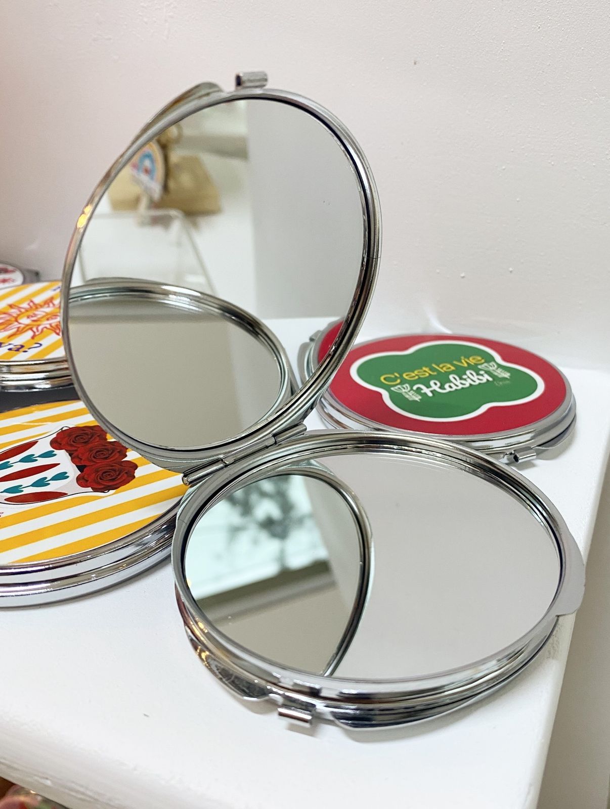 Helwe w amoura Pocket Mirror